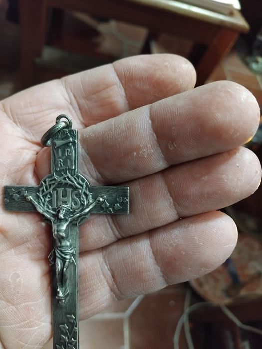 Crucifixo em prata com marca e contraste