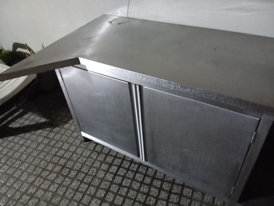 Banca ou escaparate com pia e portas em inox