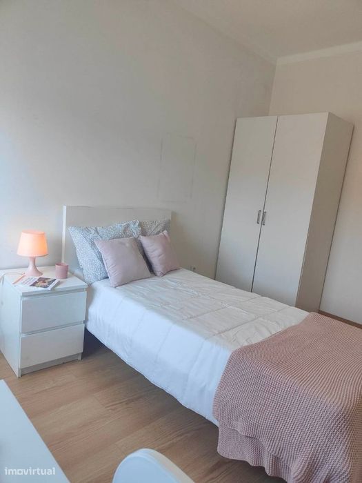 Quarto junto à Universidade e INL