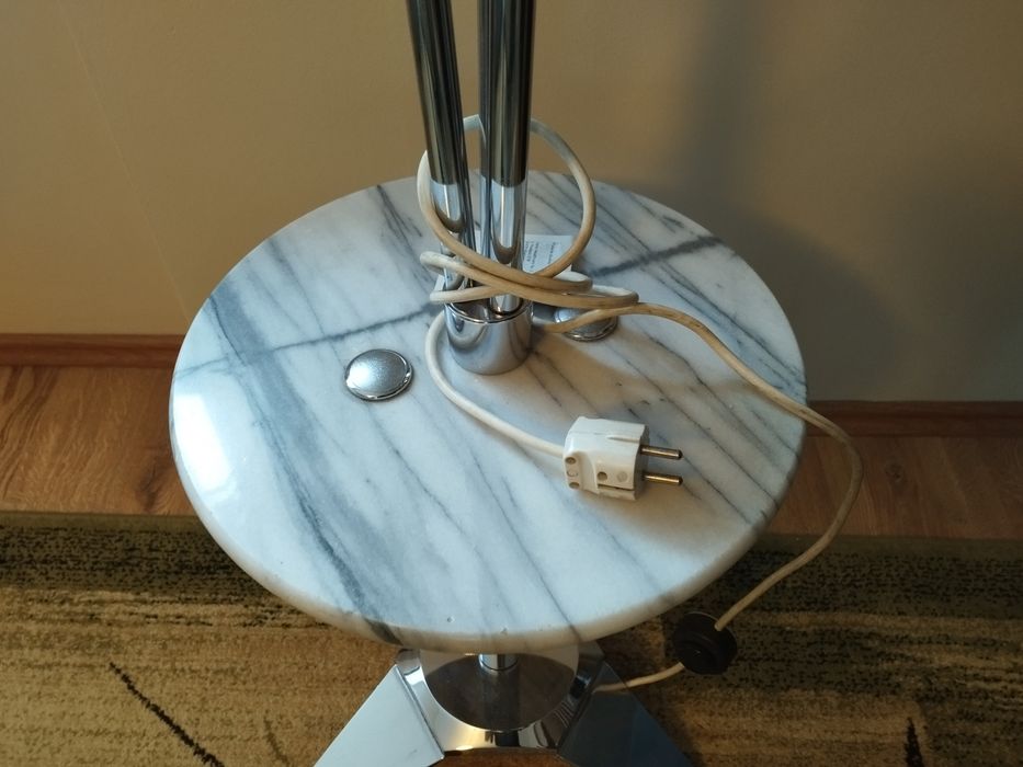 Lampa podłogowa z blatem