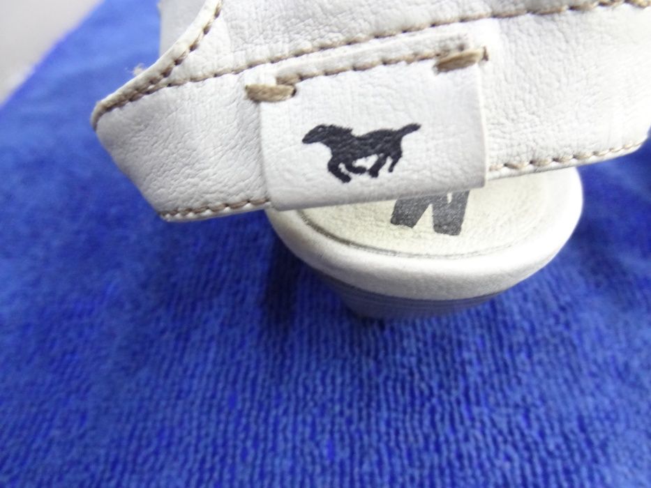 шкіряні босоніжки mustang