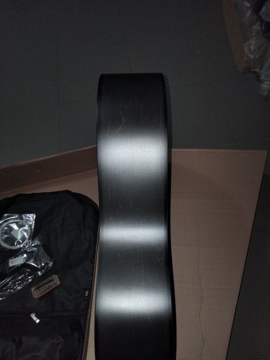 Guitarra preta com veios da madeira