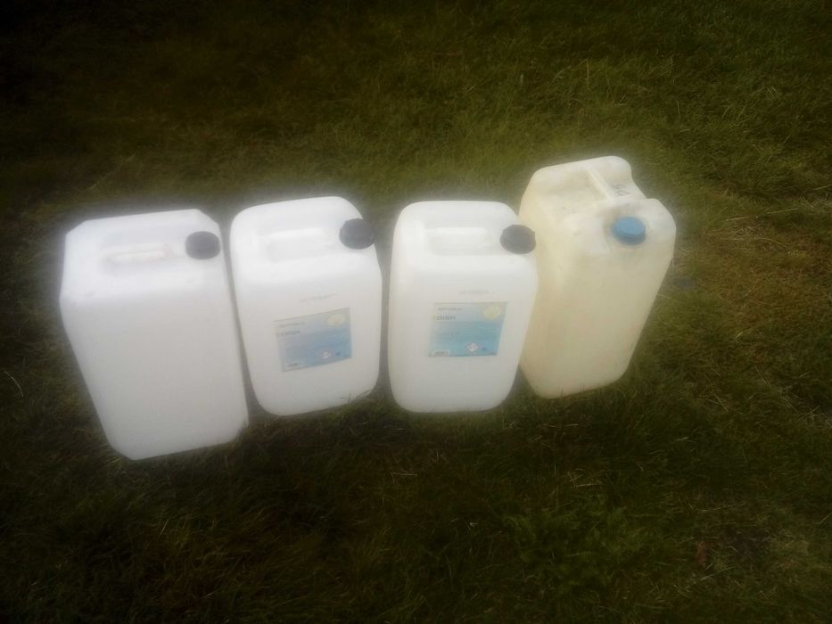 Pojemniki kanistry 20-25 litrów plastikowe