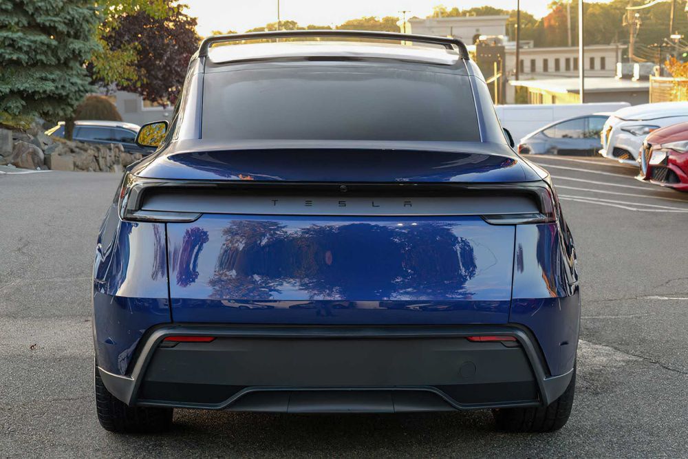 Tesla Model Y      2026