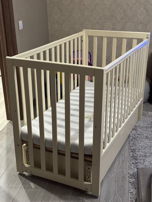 Дитяче ліжечко з матрацом