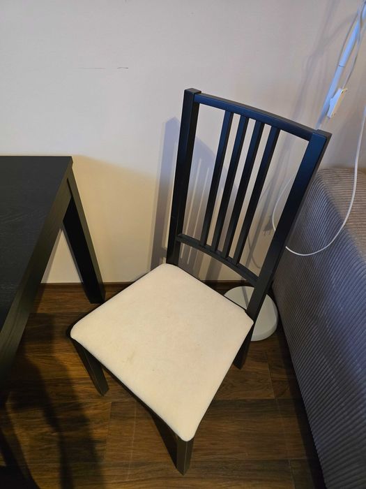 Stół rozkladany czarny,  4 krzesla stan bardzo dobry