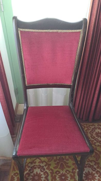 Conjunto de mesas e cadeiras, cristaleira, tapetes, sofá cama