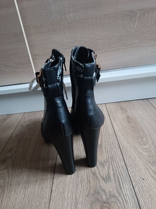 Czarne sznurowane botki