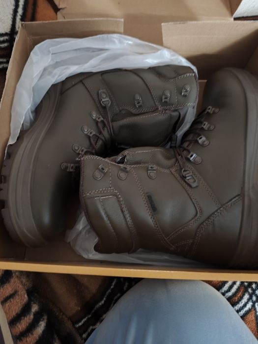 Продам берці нові