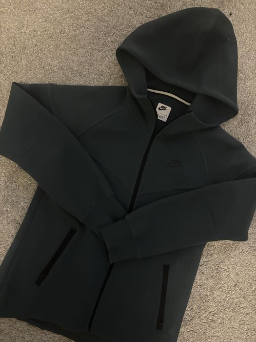 Nike tech olive green