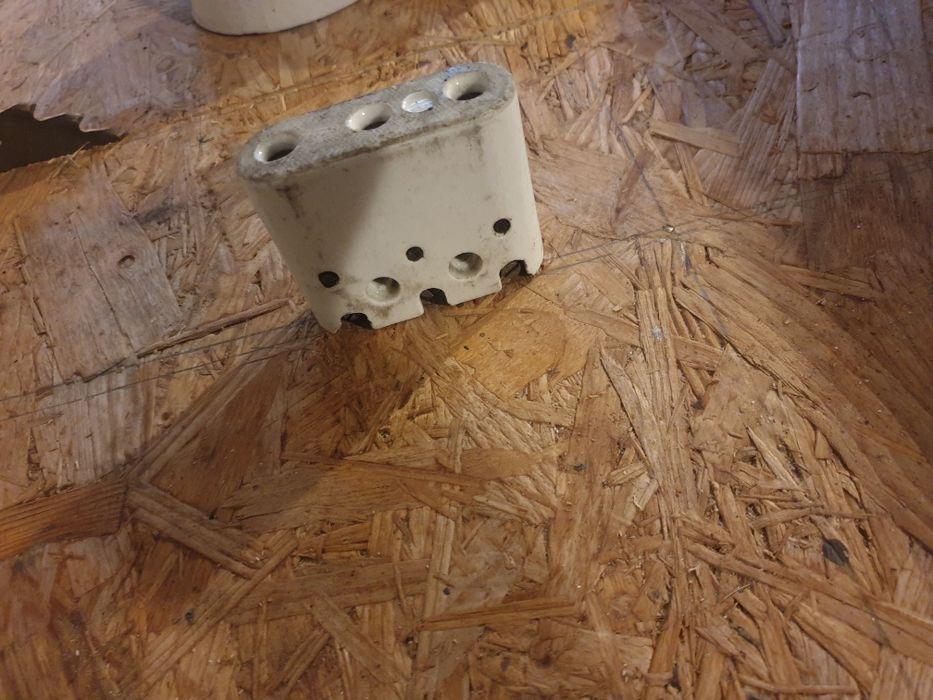 Ceramiczny wkład do gniazdka siłowego płaskiego stary typ
