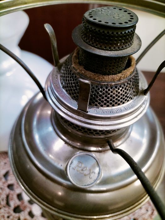 Candeeiro ou lamparina a petróleo antigo