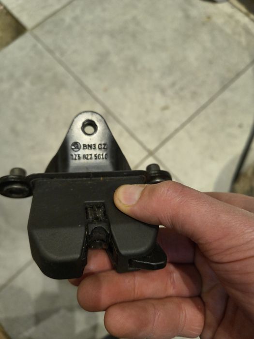 Zamek klapy bagażnika Skoda Octavia II