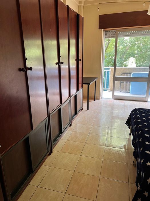 Quarto Espaçoso com Varanda