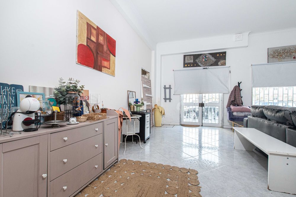 LOJA COMERCIAL COM ALTERAÇÃO DE USO PARA HABITAÇÃO