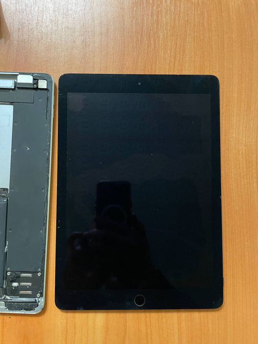 Продаж iPad Pro 9.7  на запчастини