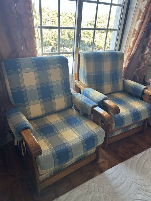 Conjunto de sofás em madeira maciça — sofá de 3 lugares + 2 cadeirões