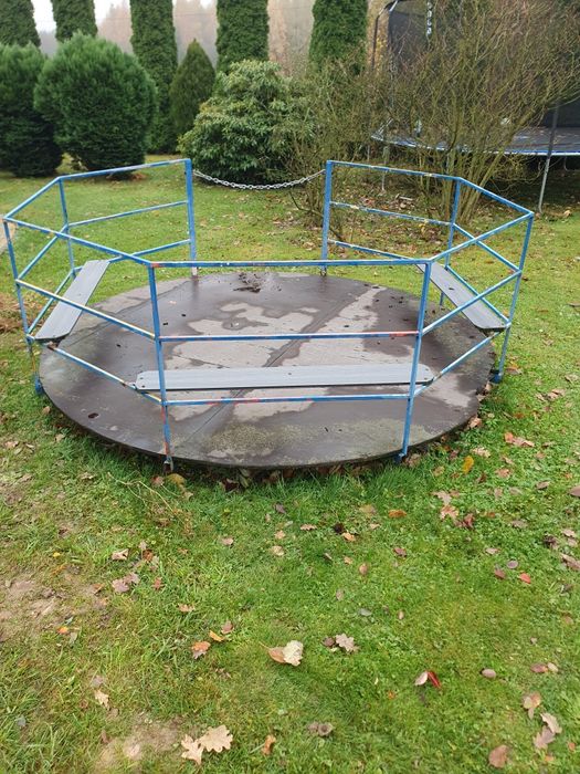 Karuzela dla dzieci ogrodowa.