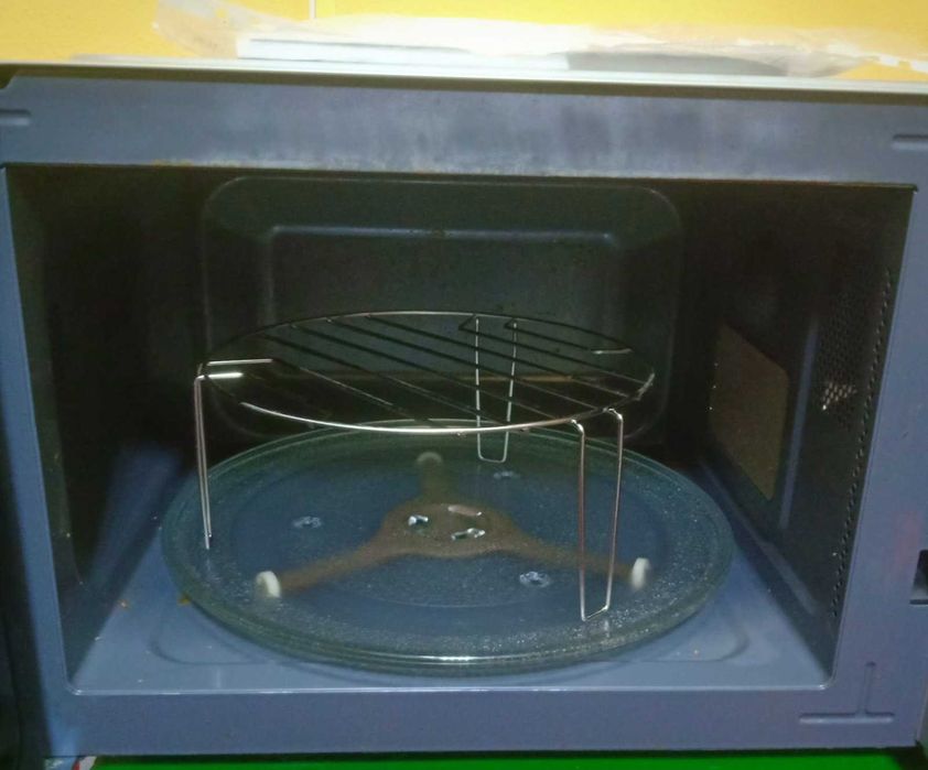 Мікрохвильова піч  SHARP YC-GG252AE гриль 25л 900Вт .