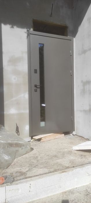 Двері миталеві зі склом