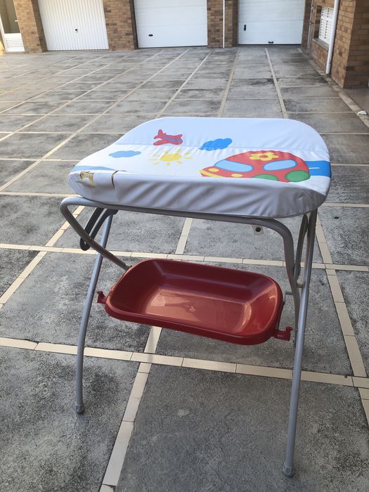 Muda fraldas com prateleia