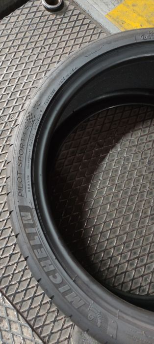 Pneus 235/35/20 semi novos