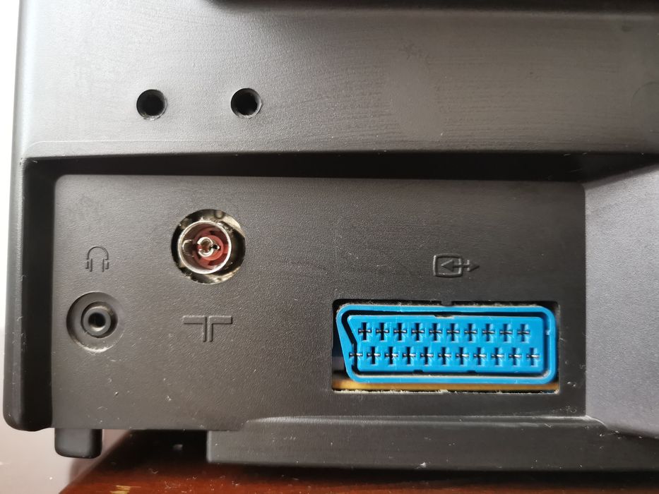 35 cm TV + Universal Remote Control + Wall-Mount TV Bracket64751967159811124