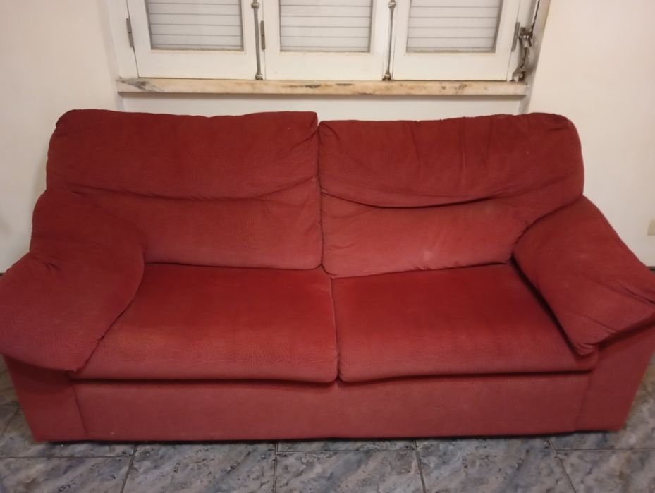 Sofá bordeaux em tecido