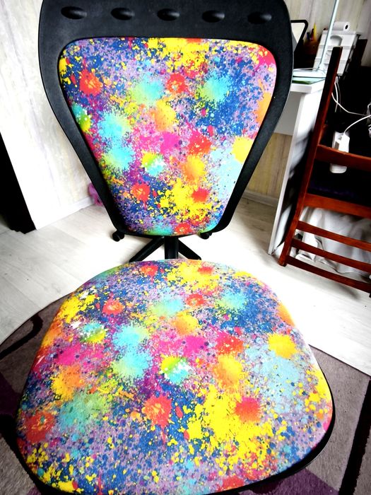 Продам компьютерный стул для девочки в хорошем состоянии