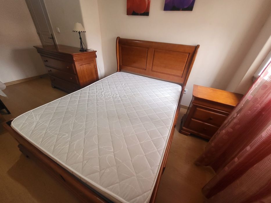 Cama de Casal em Madeira 1,60x2m com Estrado e Colchão + Mesa de Cabeceira — Alta Qualidade | Excelente Estado
