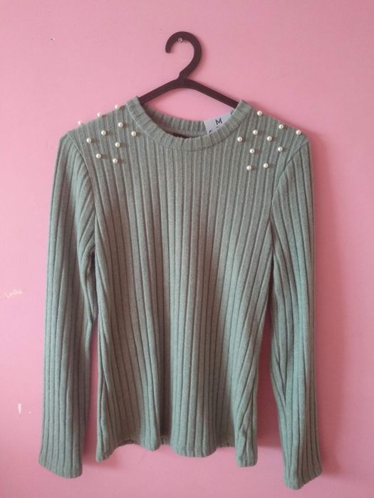 camisola de malha com nervuras e pérolas brancas nos ombros