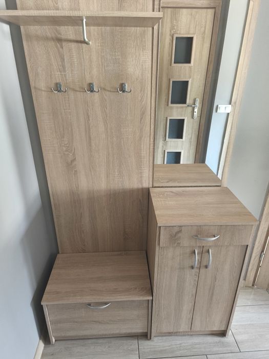 Szafka z lustrem do korytarza