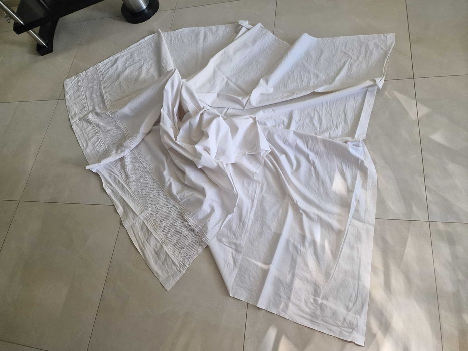 Obrus biały z haftem PRL