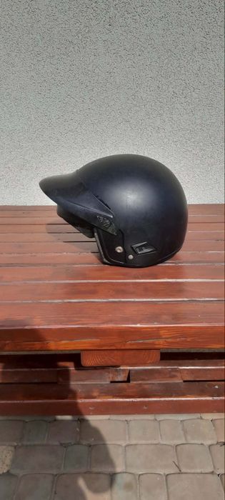 Kask czarny z daszkiem z lat 90