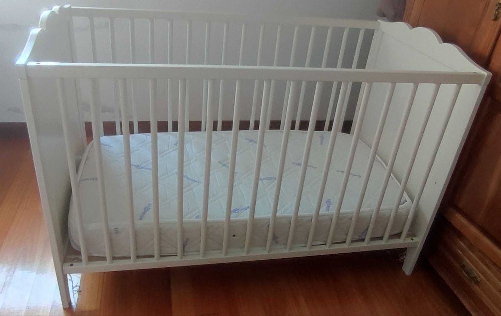 Berço com colchão em bom estado