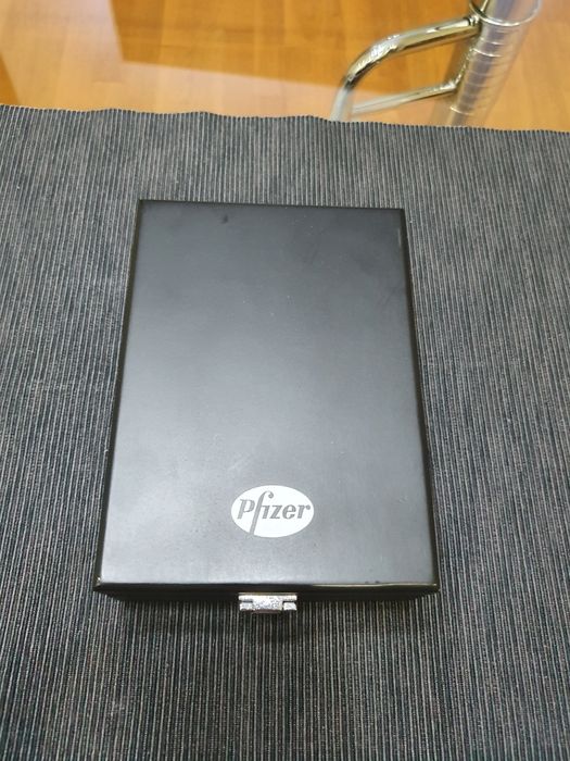 Elegancki ekskluzywny zestaw do wina firmy Pfizer.