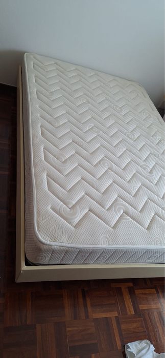 Cama + mesinha de cabeceira