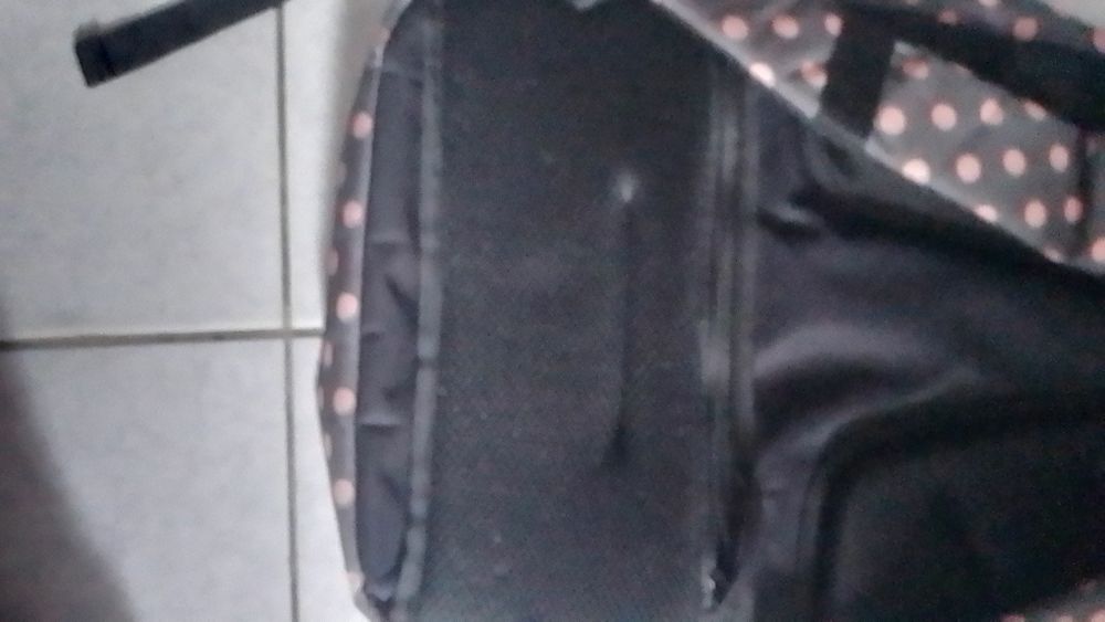 Mochila com 4 compartimentos e um caderno