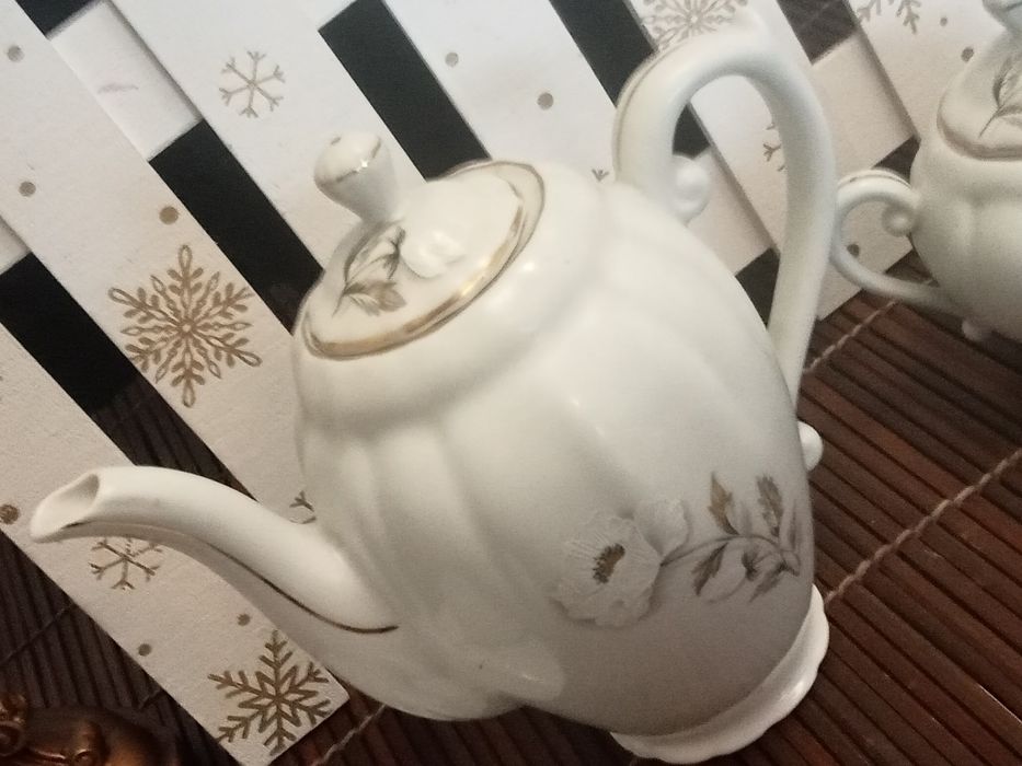 Bule, açucareiro , leiteira e chávena de porcelana de Viana