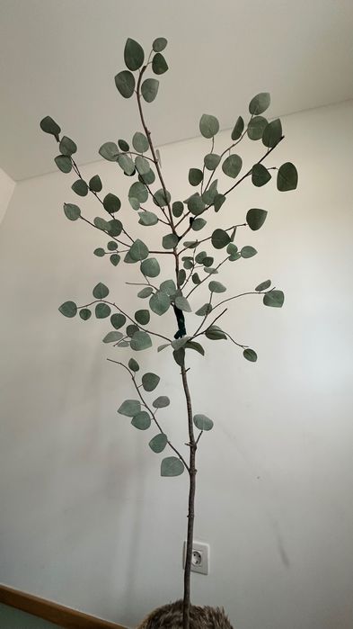 Árvore decorativa grande – feita à mão – com vaso de vime