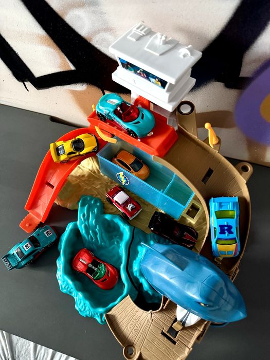 Hot Wheels трек з акулою.