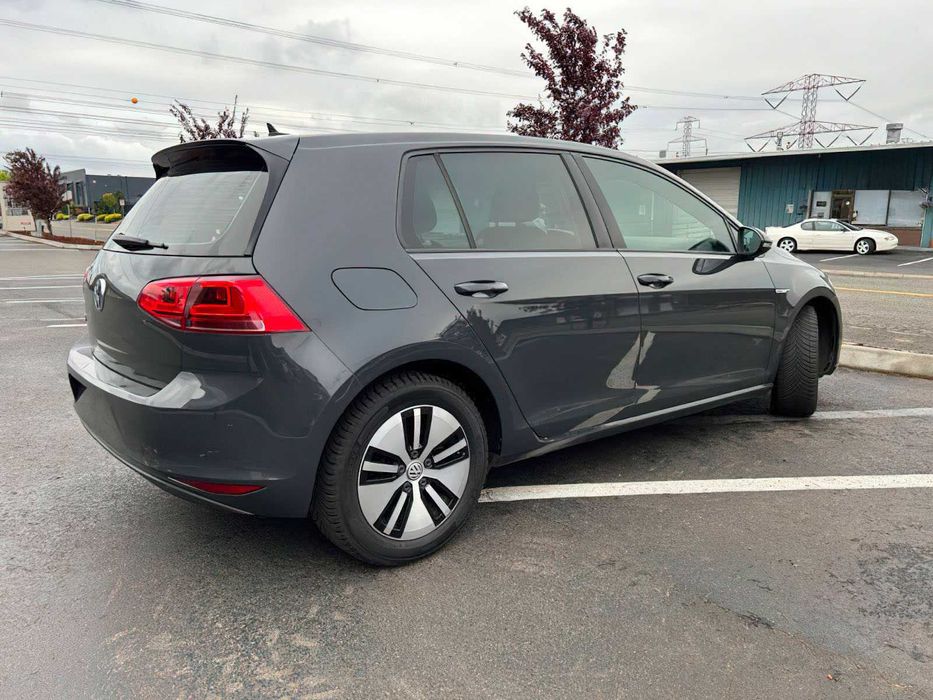 Volkswagen e-Golf SE      2016