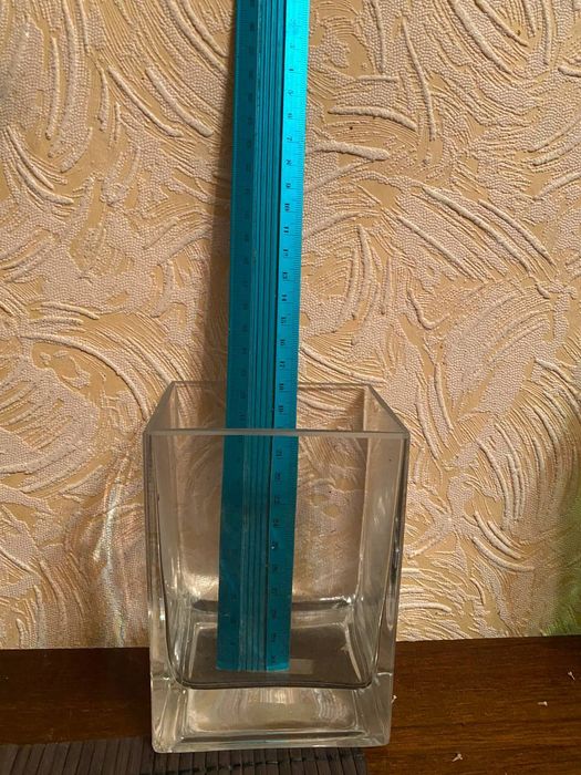 Скляна ваза для декорування.