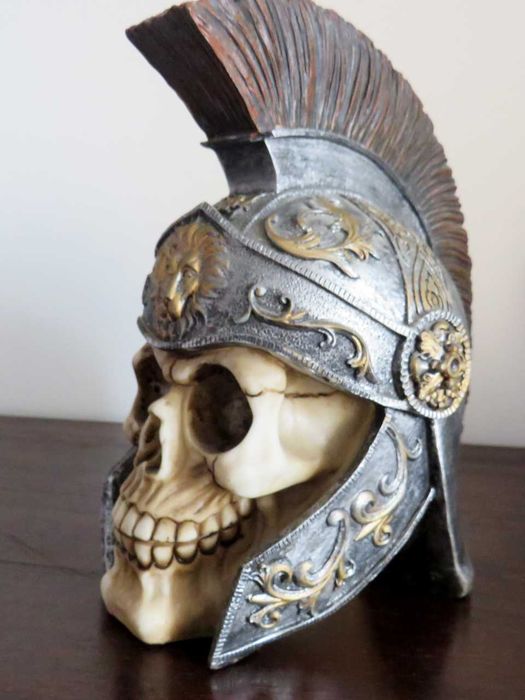 Estátua Caveira com Capacete Romano
