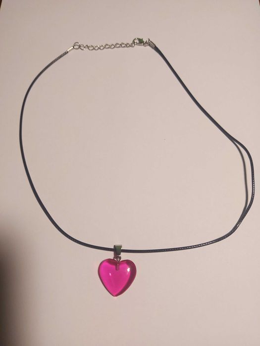 Colar Coração Rosa – Pingente Transparente, Fio Preto Leve e Ajustável