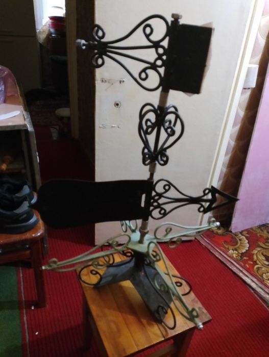 Кований флюгер з указівникім