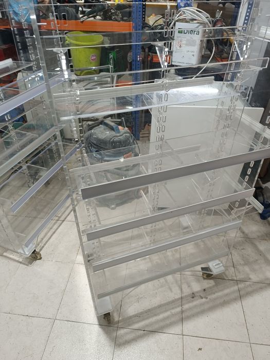 Prateleiras em acrílico com rodas 20€ cada