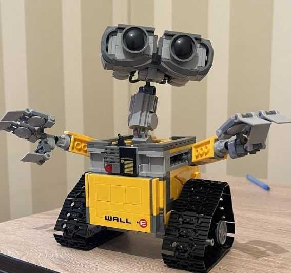 Дитячий конструктор робот Воллі Walle подарунок для дітей 33 см 687дет