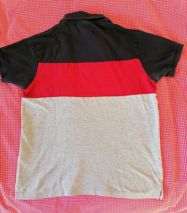 Polo de manga curta com três cores.