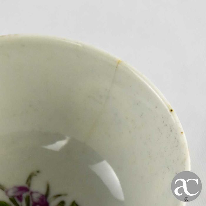 Taça e Pires China, Qianlong, séc. XVIII, decorada com flores e ouro